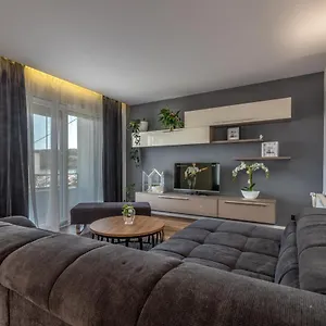 apartman-tragos.hotels-in-trogir.com/